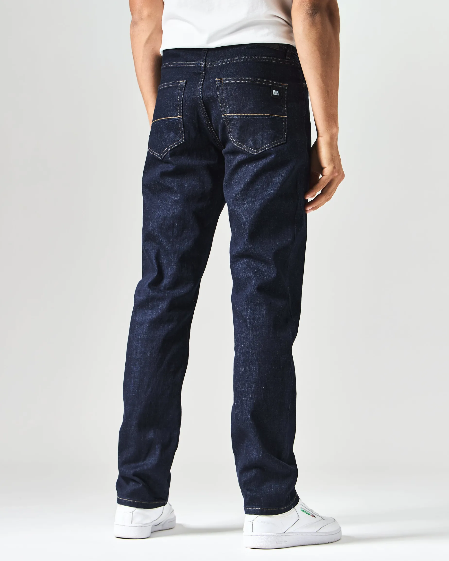 444 Easy Jeans aus dunklem, ausgewaschenem Denim