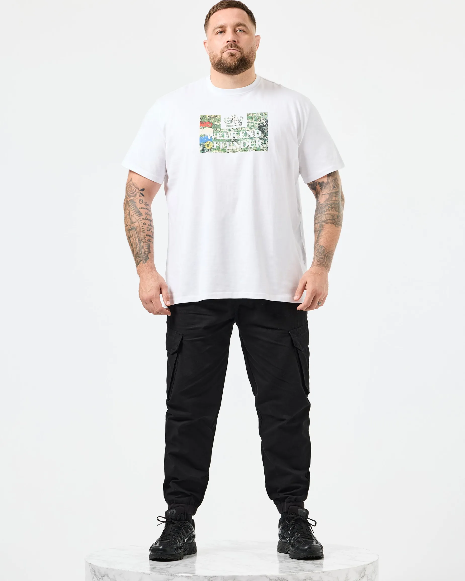 Große Größen - T-Shirt mit Badman-Grafik in Weiß