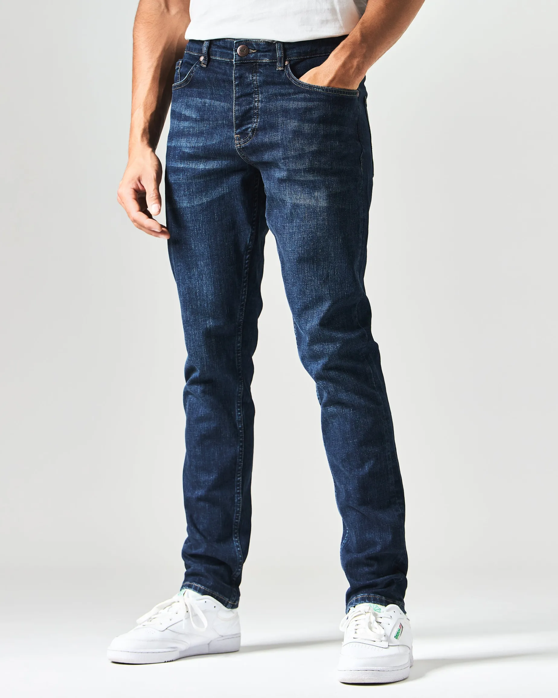 444 Tapered Jeans aus dunklem Vintage-Denim