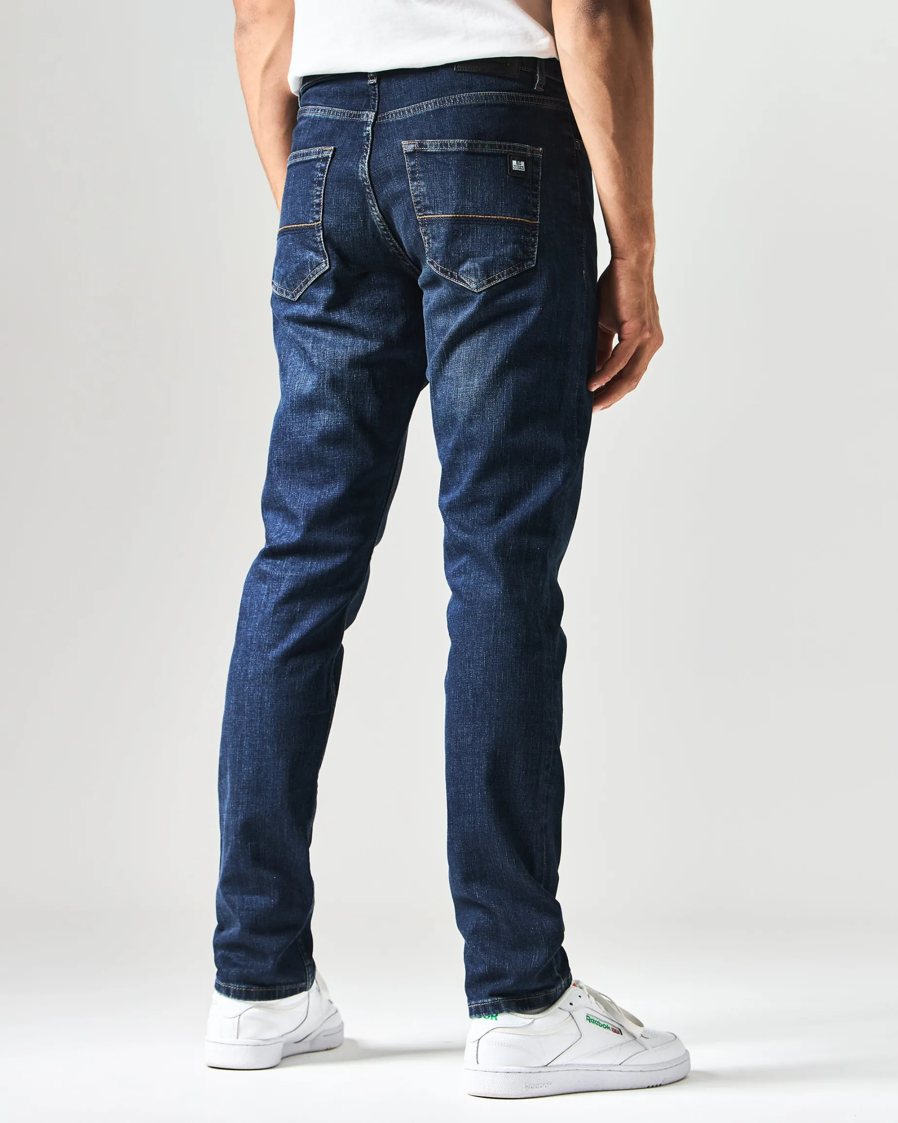 444 Tapered Jeans aus dunklem Vintage-Denim