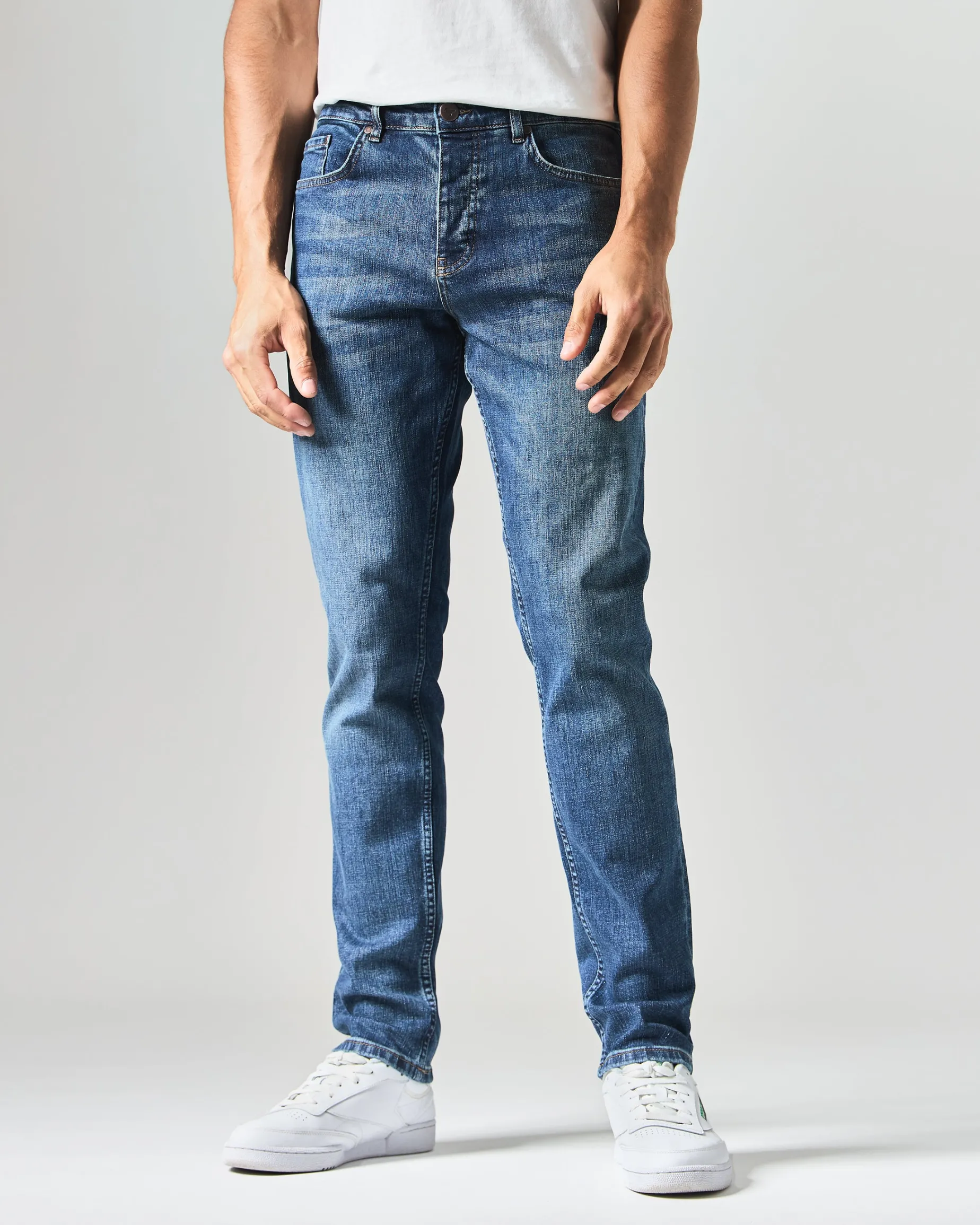 444 Tapered Jeans aus verwaschenem Vintage-Denim