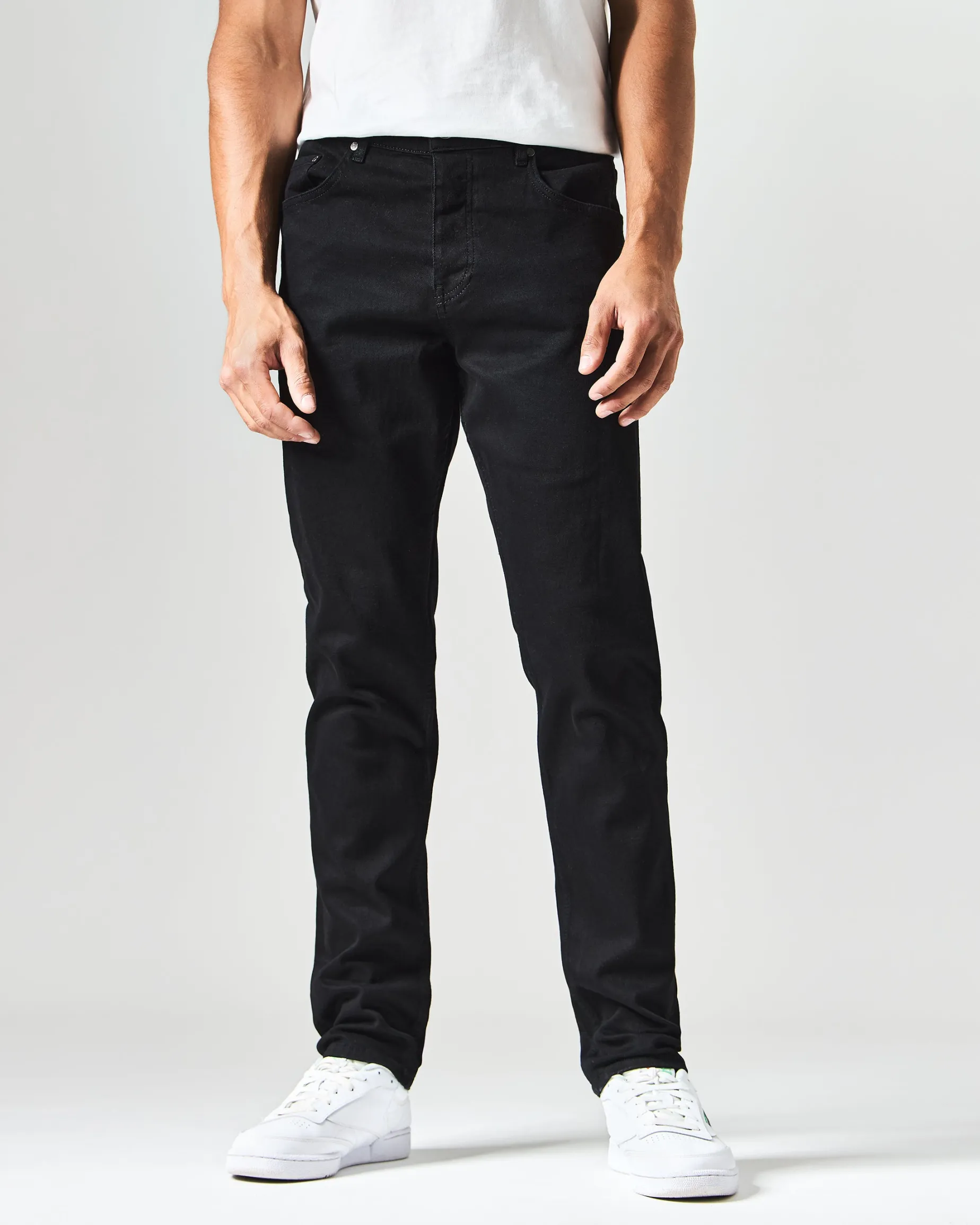 444 Tapered-Jeans aus schwarzem Denim