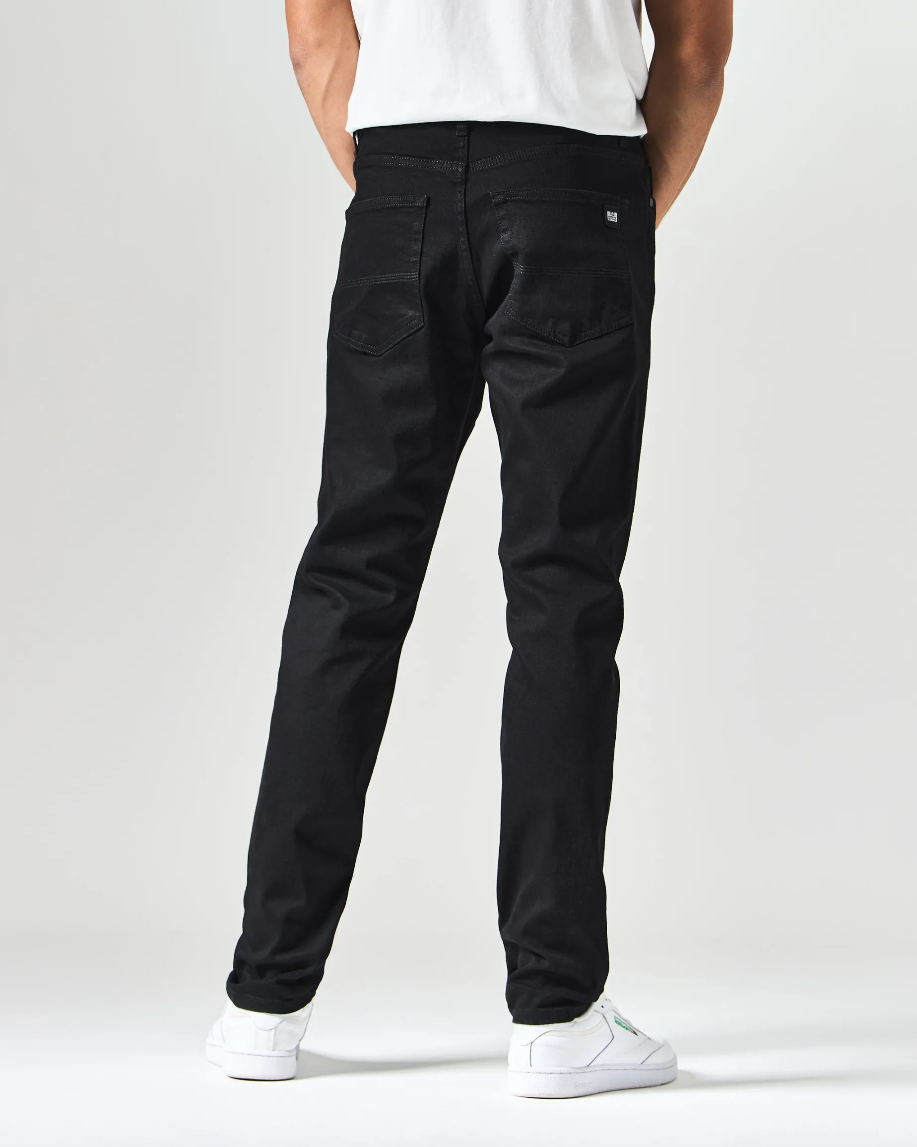 444 Tapered-Jeans aus schwarzem Denim